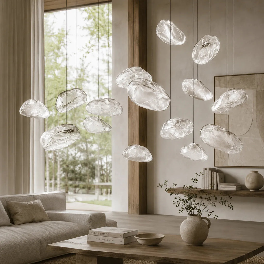 Pendelleuchte mit wolkeninspiriertem Glasschirm und sanftem Umgebungslicht