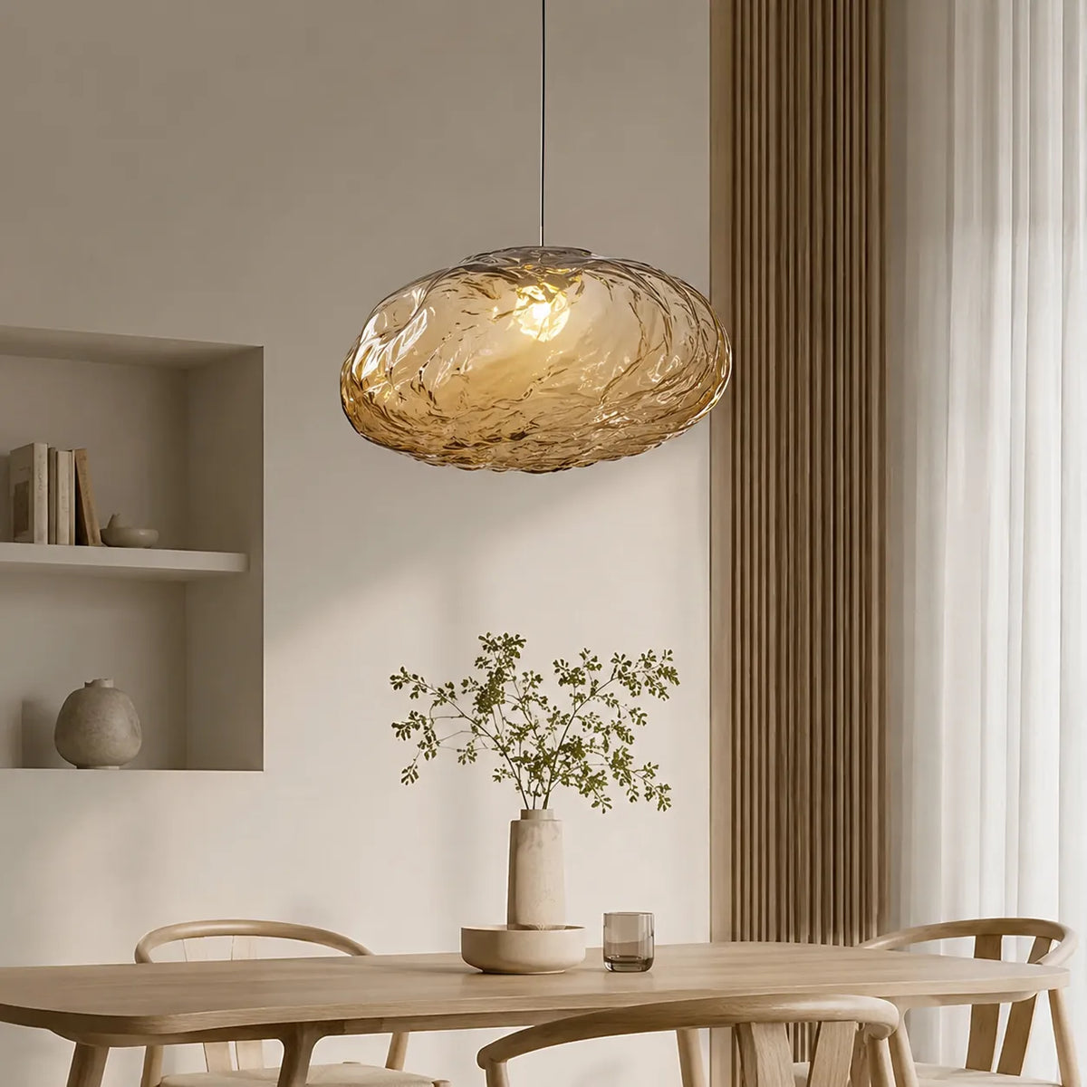 Pendelleuchte mit wolkeninspiriertem Glasschirm und sanftem Umgebungslicht