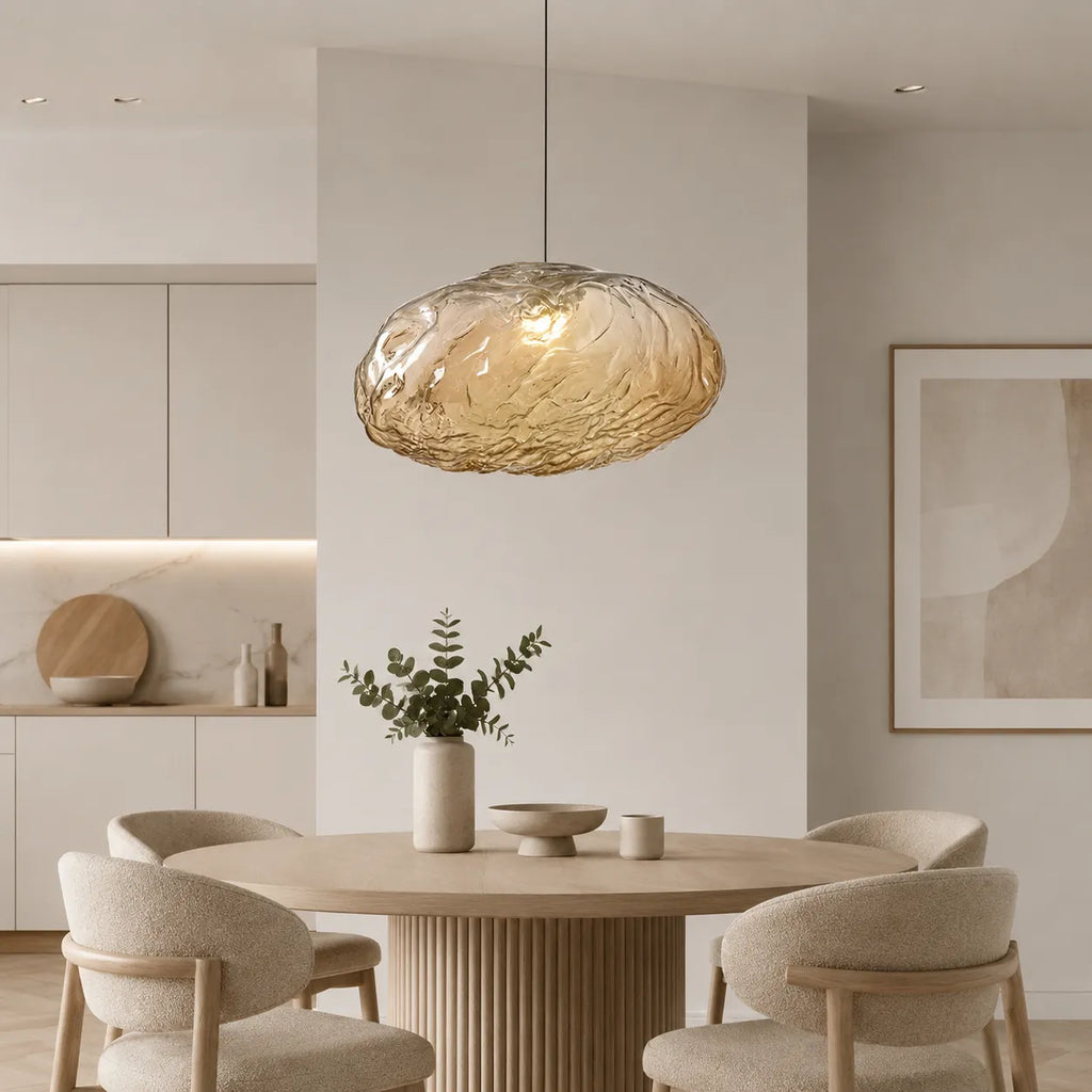 Pendelleuchte mit wolkeninspiriertem Glasschirm und sanftem Umgebungslicht