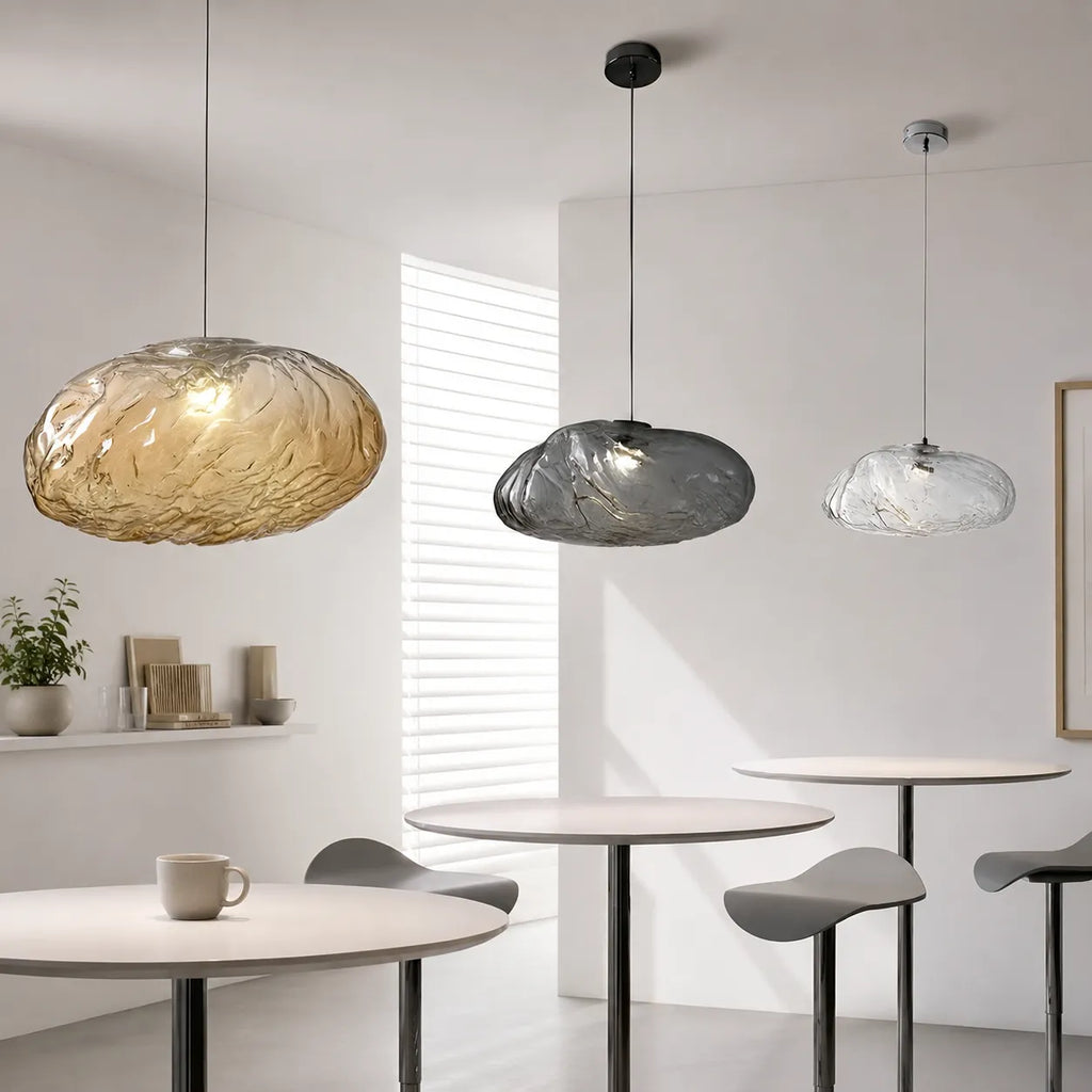 Pendelleuchte mit wolkeninspiriertem Glasschirm und sanftem Umgebungslicht