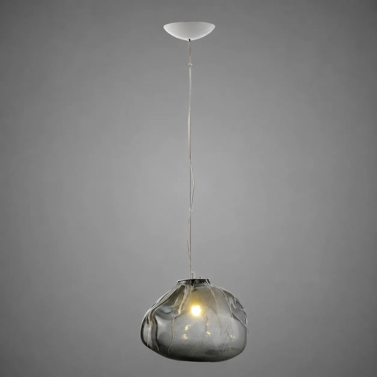 Pendelleuchte mit wolkeninspiriertem Glasschirm und sanftem Umgebungslicht
