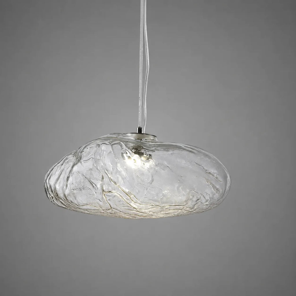 Pendelleuchte mit wolkeninspiriertem Glasschirm und sanftem Umgebungslicht
