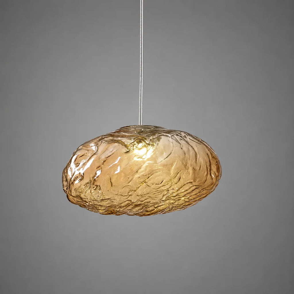 Pendelleuchte mit wolkeninspiriertem Glasschirm und sanftem Umgebungslicht