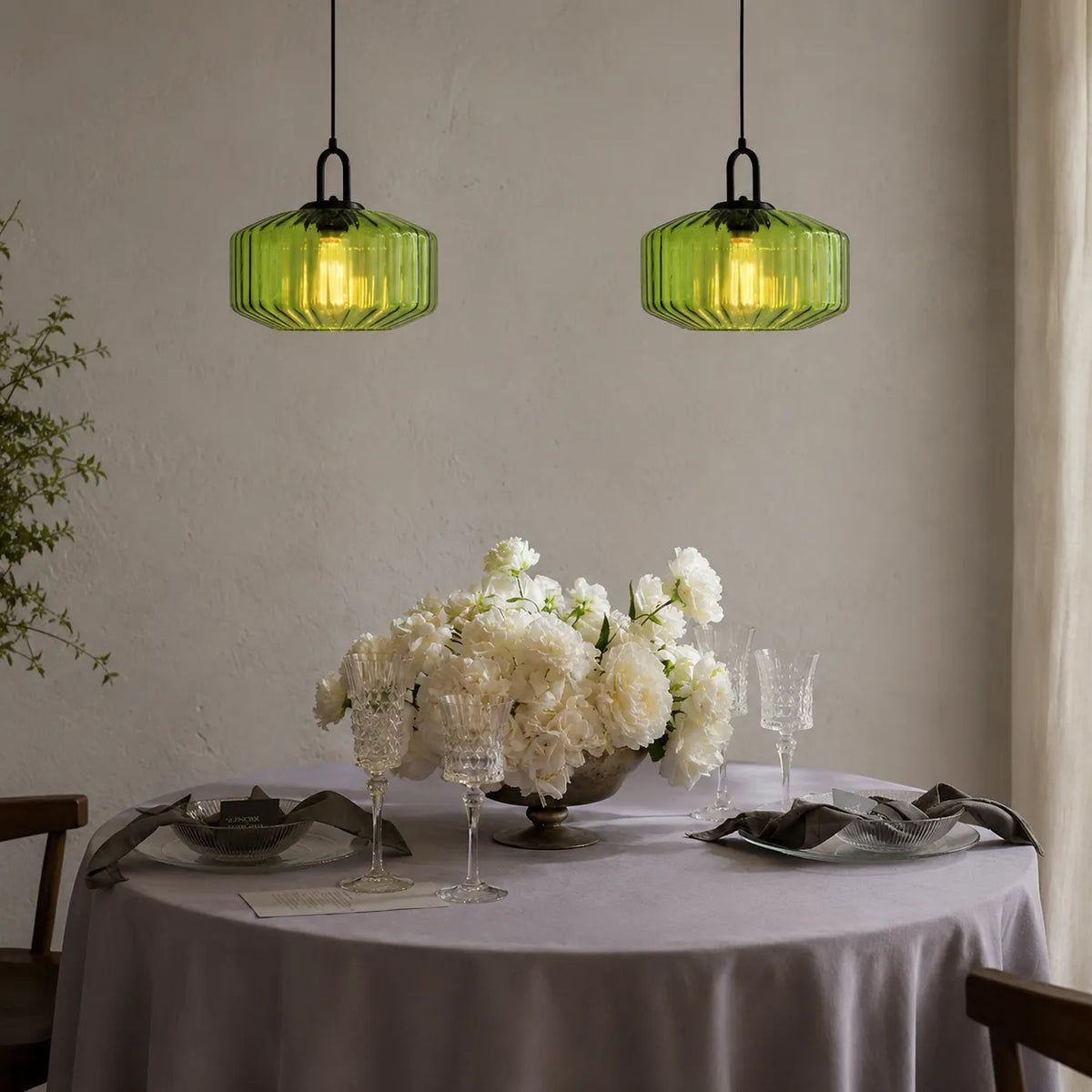Pendelleuchte mit farbigem Glasschirm im Retro-Stil und warmer Umgebungsbeleuchtung