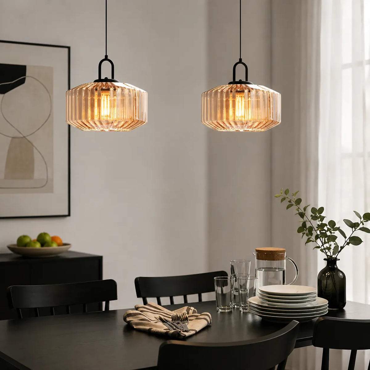 Pendelleuchte mit farbigem Glasschirm im Retro-Stil und warmer Umgebungsbeleuchtung