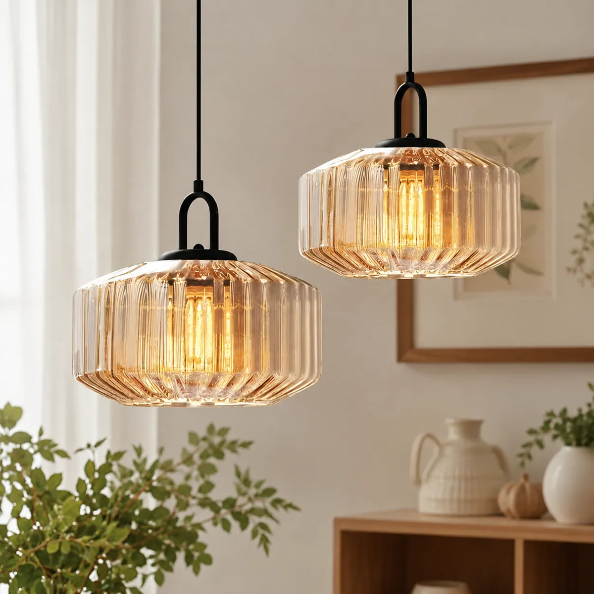 Pendelleuchte mit farbigem Glasschirm im Retro-Stil und warmer Umgebungsbeleuchtung