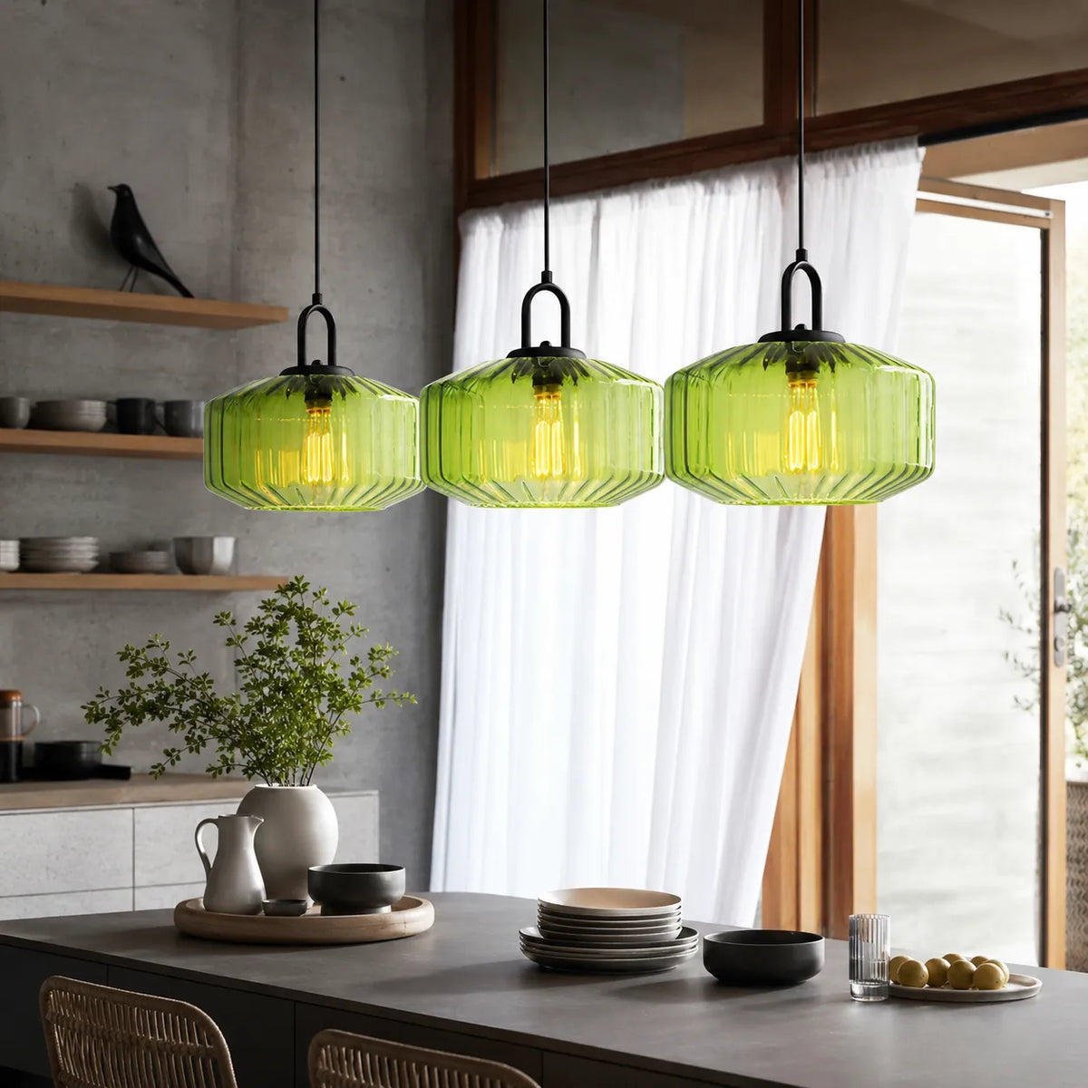 Pendelleuchte mit farbigem Glasschirm im Retro-Stil und warmer Umgebungsbeleuchtung
