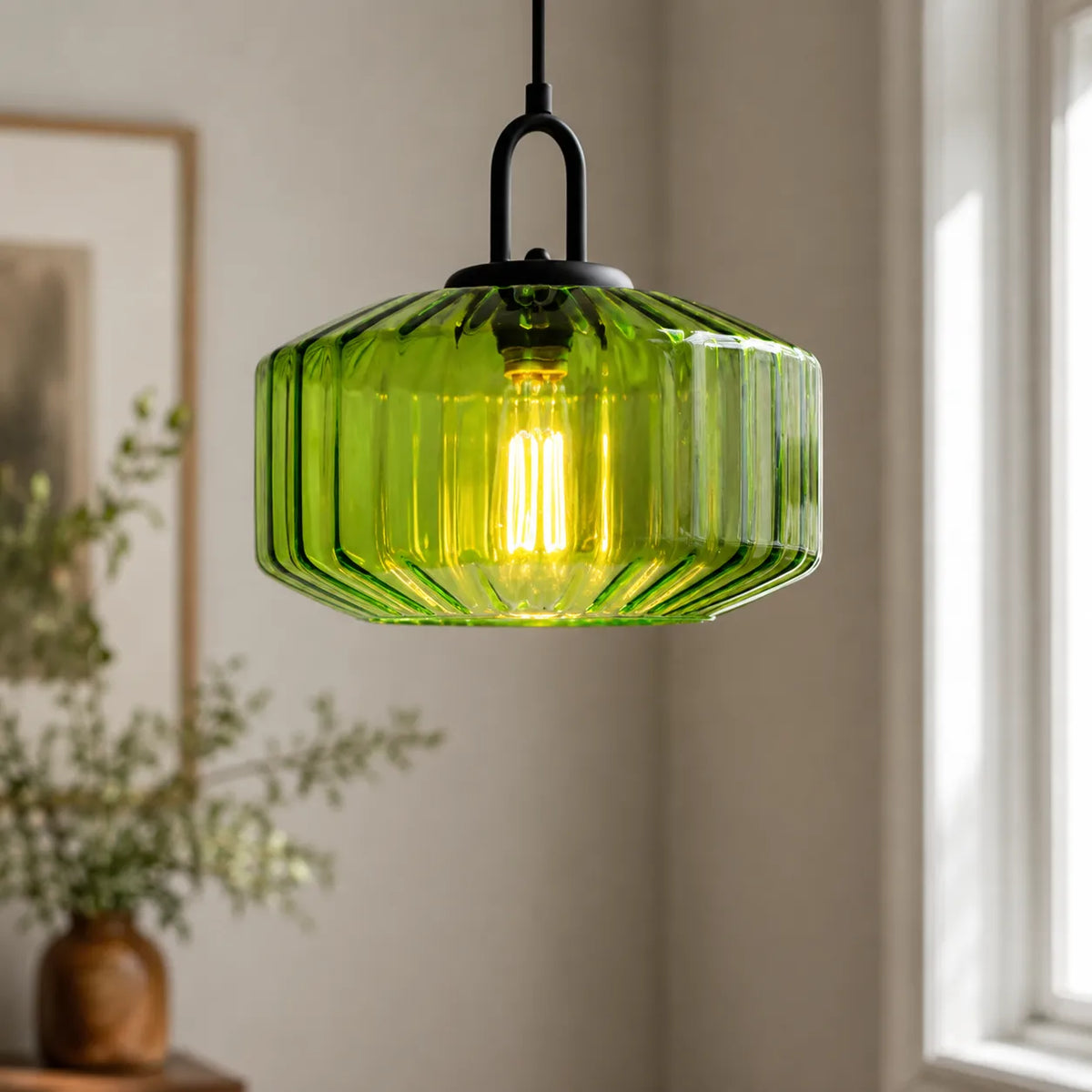 Pendelleuchte mit farbigem Glasschirm im Retro-Stil und warmer Umgebungsbeleuchtung