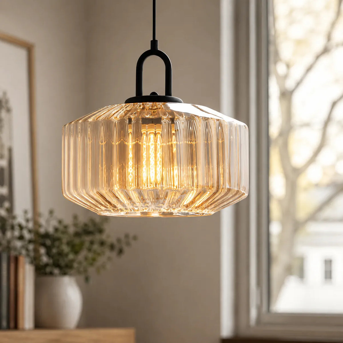 Pendelleuchte mit farbigem Glasschirm im Retro-Stil und warmer Umgebungsbeleuchtung