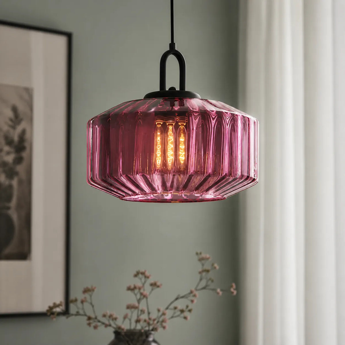 Pendelleuchte mit farbigem Glasschirm im Retro-Stil und warmer Umgebungsbeleuchtung