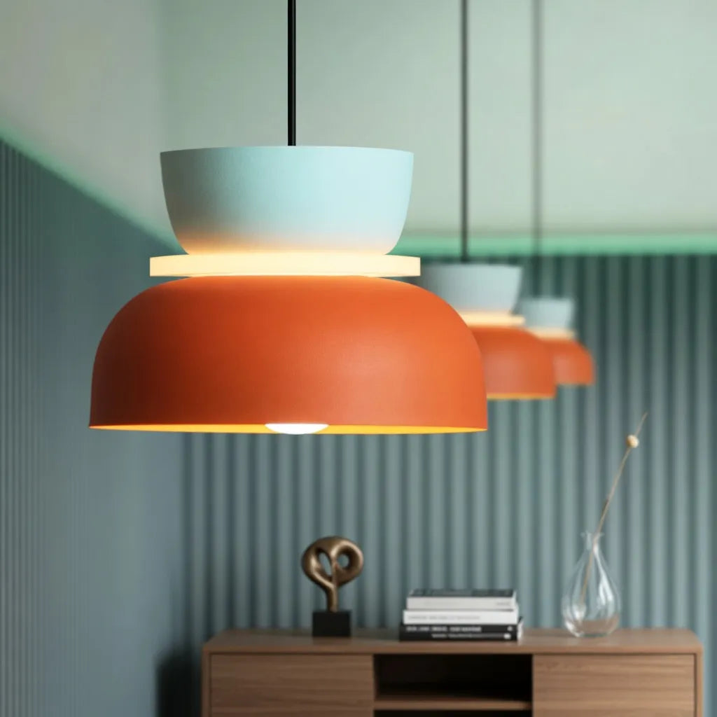 Pendelleuchte mit gebogenem Schalenlampenschirm und kräftigen Farbvarianten
