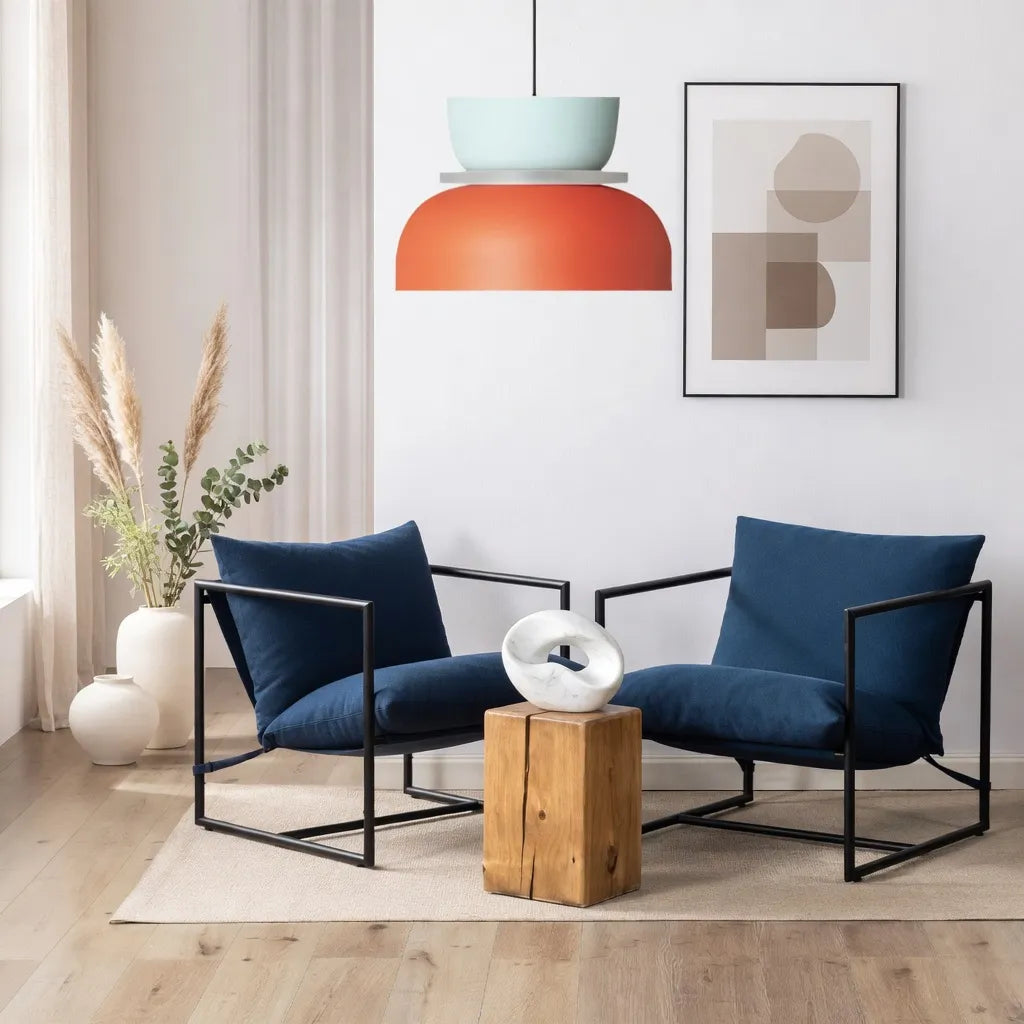 Pendelleuchte mit gebogenem Schalenlampenschirm und kräftigen Farbvarianten