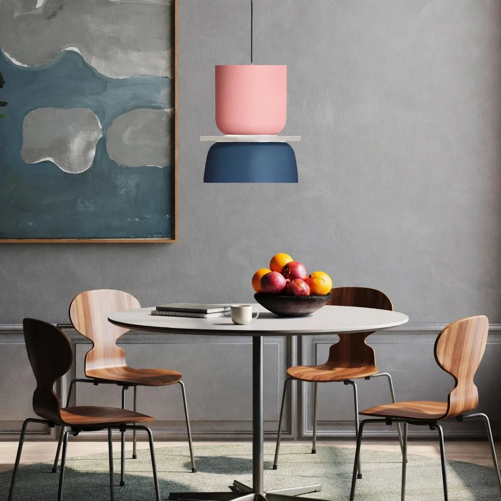 Pendelleuchte mit gebogenem Schalenlampenschirm und kräftigen Farbvarianten