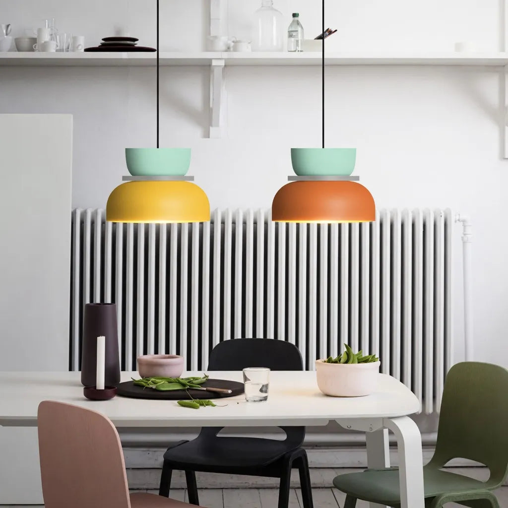 Pendelleuchte mit gebogenem Schalenlampenschirm und kräftigen Farbvarianten