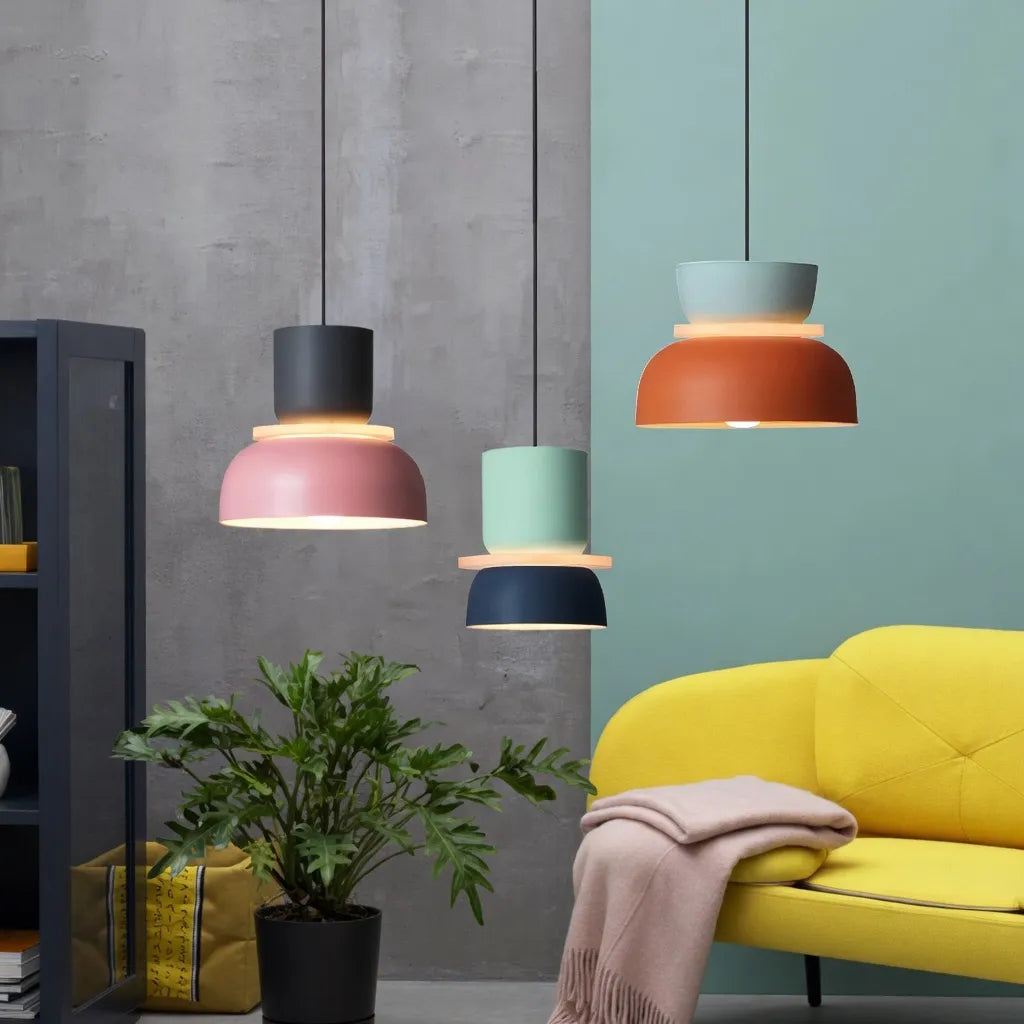 Pendelleuchte mit gebogenem Schalenlampenschirm und kräftigen Farbvarianten