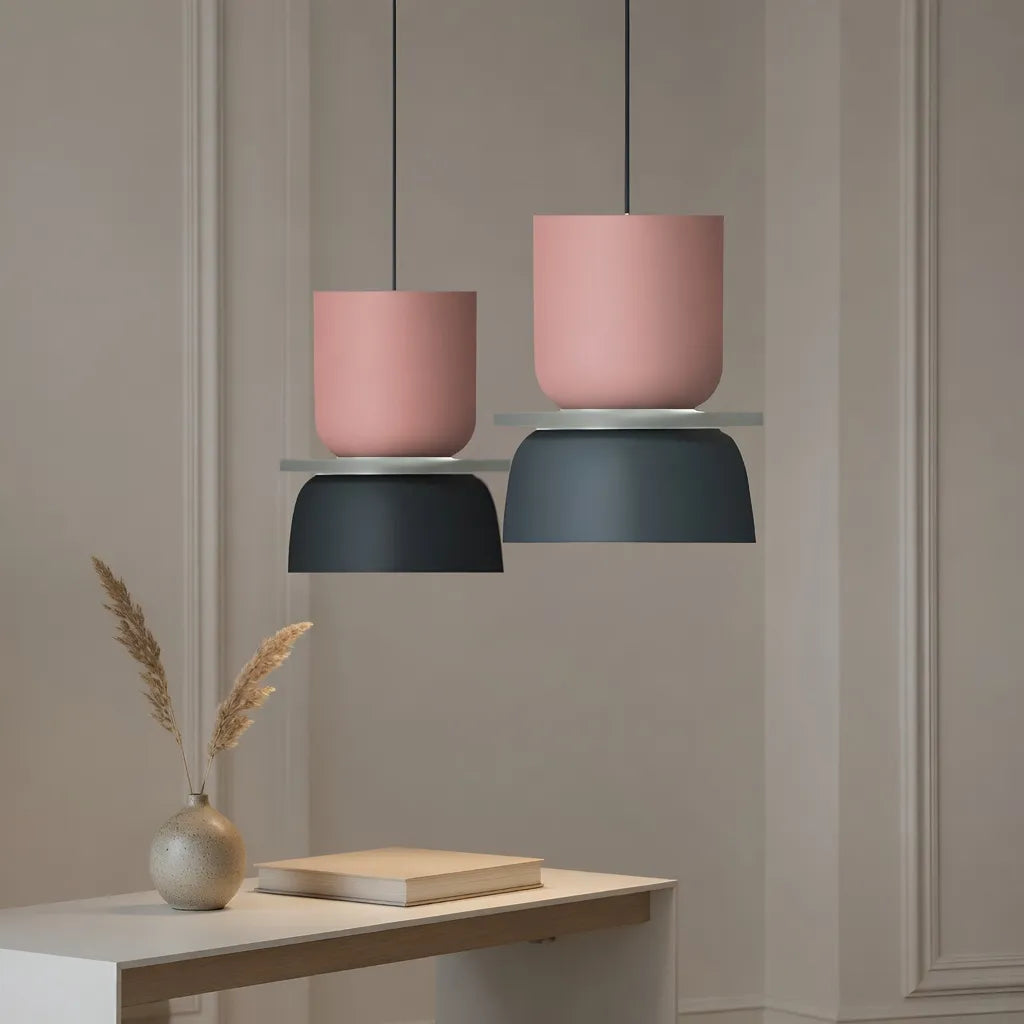 Pendelleuchte mit gebogenem Schalenlampenschirm und kräftigen Farbvarianten