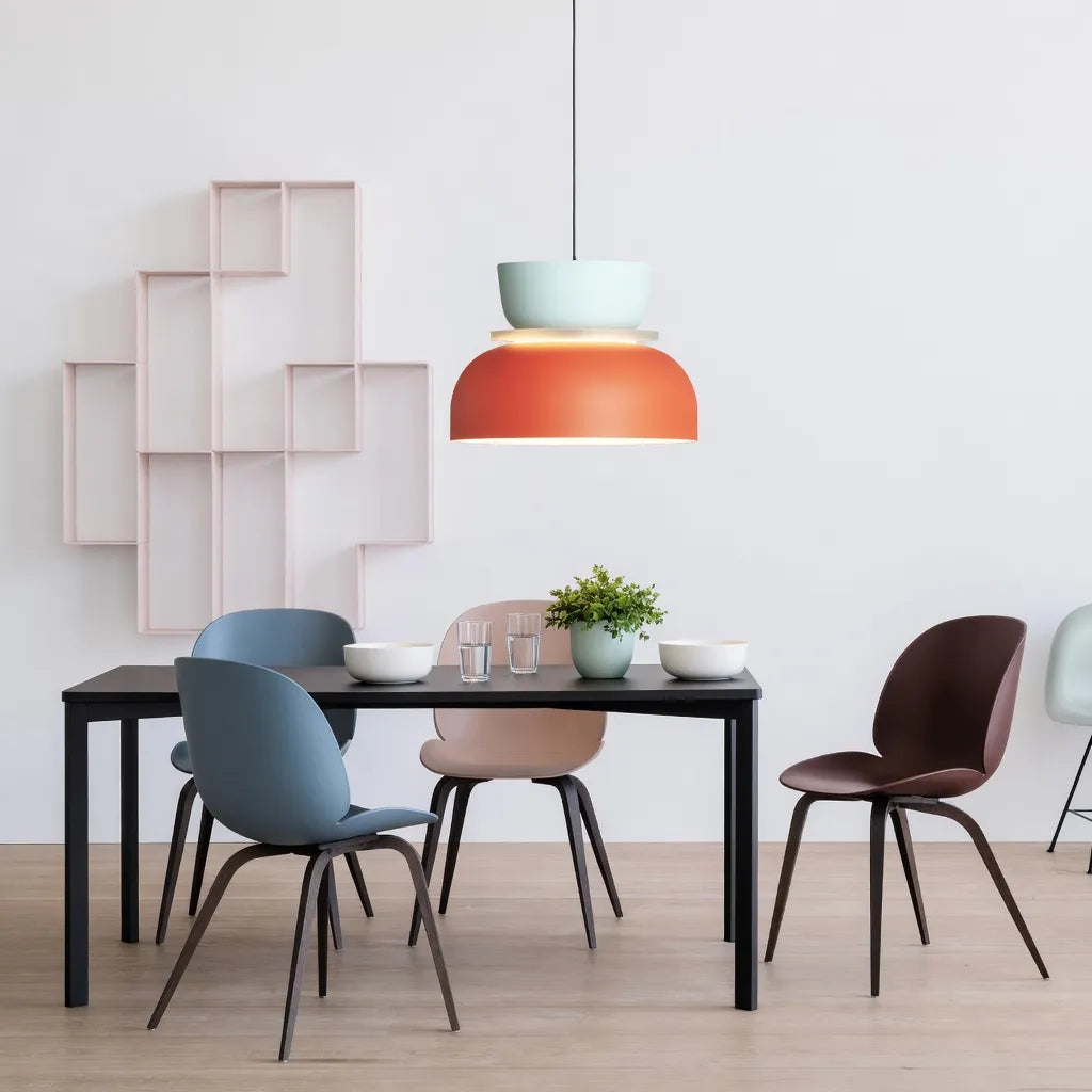 Pendelleuchte mit gebogenem Schalenlampenschirm und kräftigen Farbvarianten