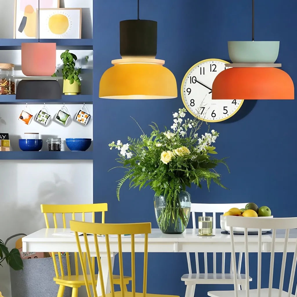 Pendelleuchte mit gebogenem Schalenlampenschirm und kräftigen Farbvarianten