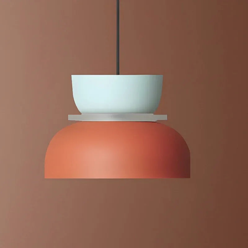 Pendelleuchte mit gebogenem Schalenlampenschirm und kräftigen Farbvarianten