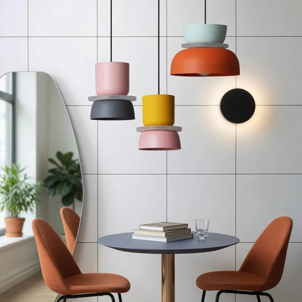 Pendelleuchte mit gebogenem Schalenlampenschirm und kräftigen Farbvarianten