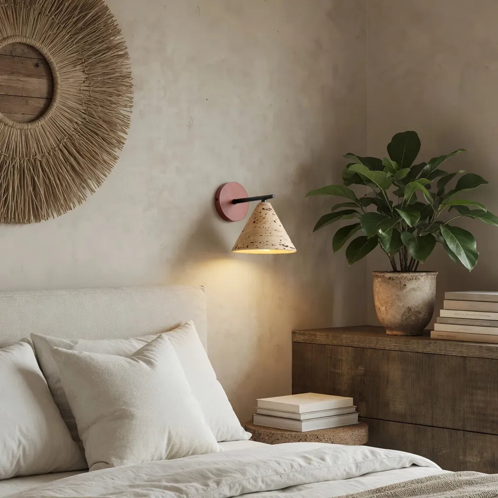 Aplique de pared con pantalla cónica de travertino y placa posterior de madera, de diseño moderno