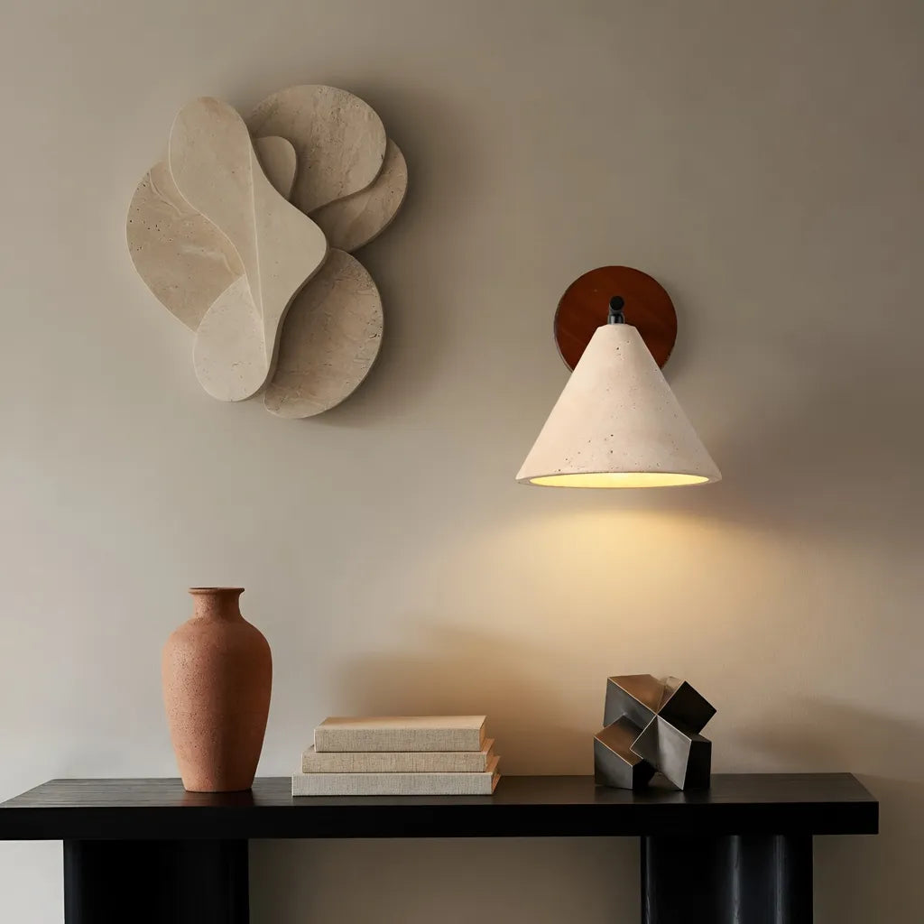 Aplique de pared con pantalla cónica de travertino y placa posterior de madera, de diseño moderno