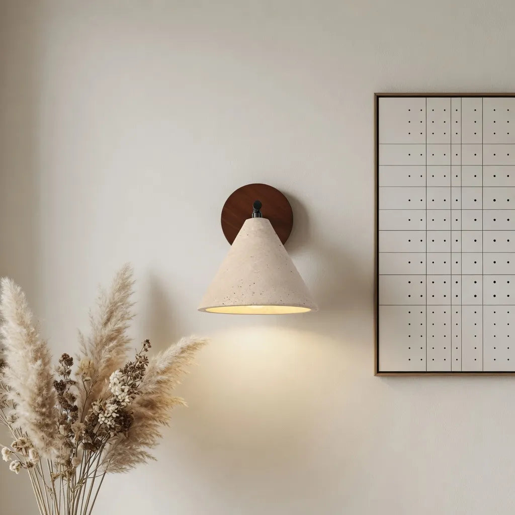 Aplique de pared con pantalla cónica de travertino y placa posterior de madera, de diseño moderno