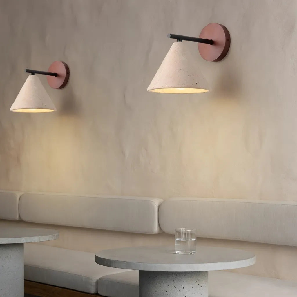 Aplique de pared con pantalla cónica de travertino y placa posterior de madera, de diseño moderno