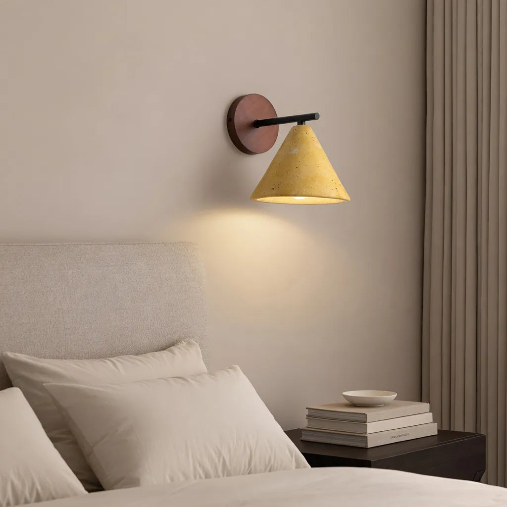 Aplique de pared con pantalla cónica de travertino y placa posterior de madera, de diseño moderno