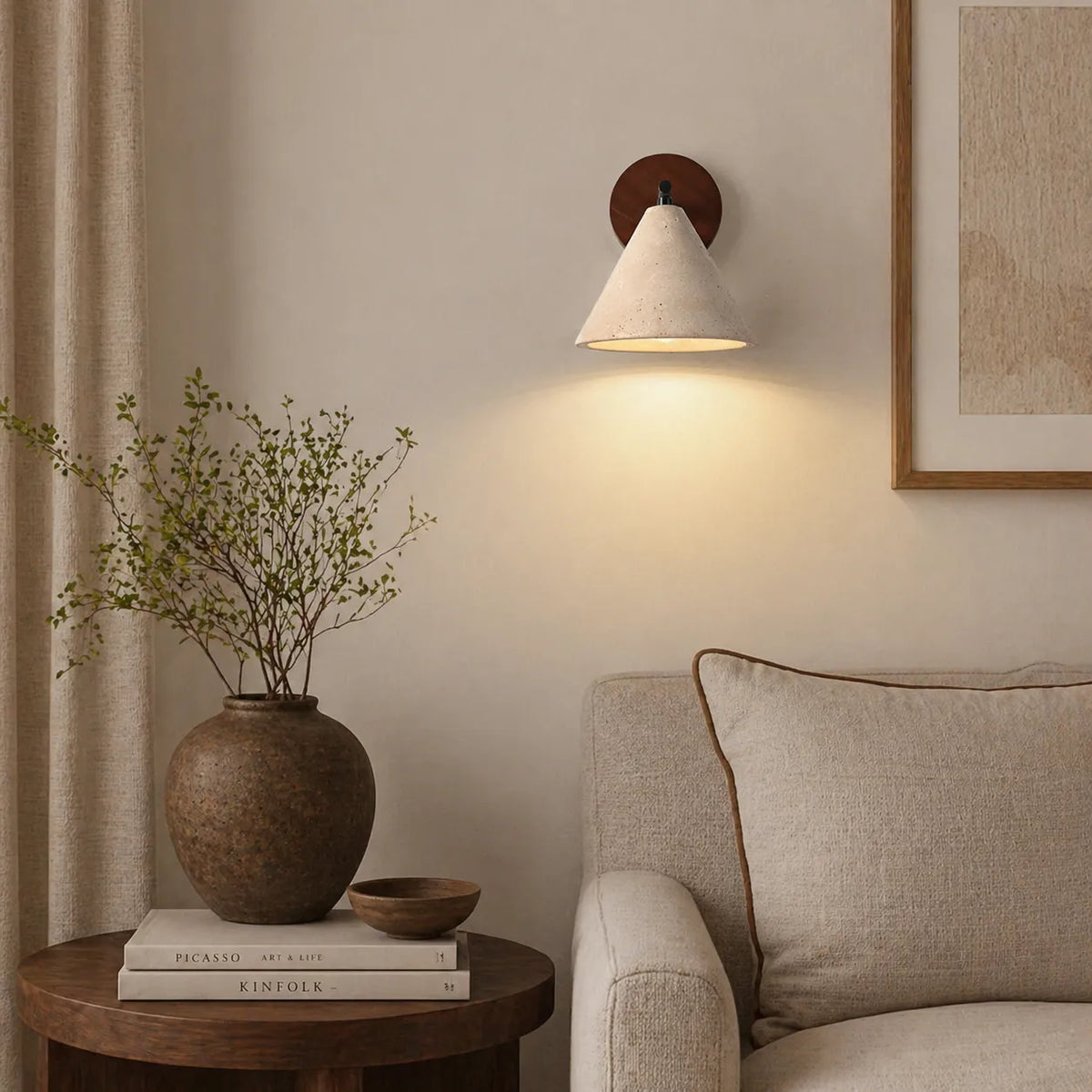Aplique de pared con pantalla cónica de travertino y placa posterior de madera, de diseño moderno