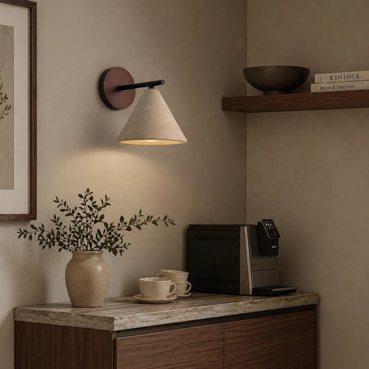 Aplique de pared con pantalla cónica de travertino y placa posterior de madera, de diseño moderno