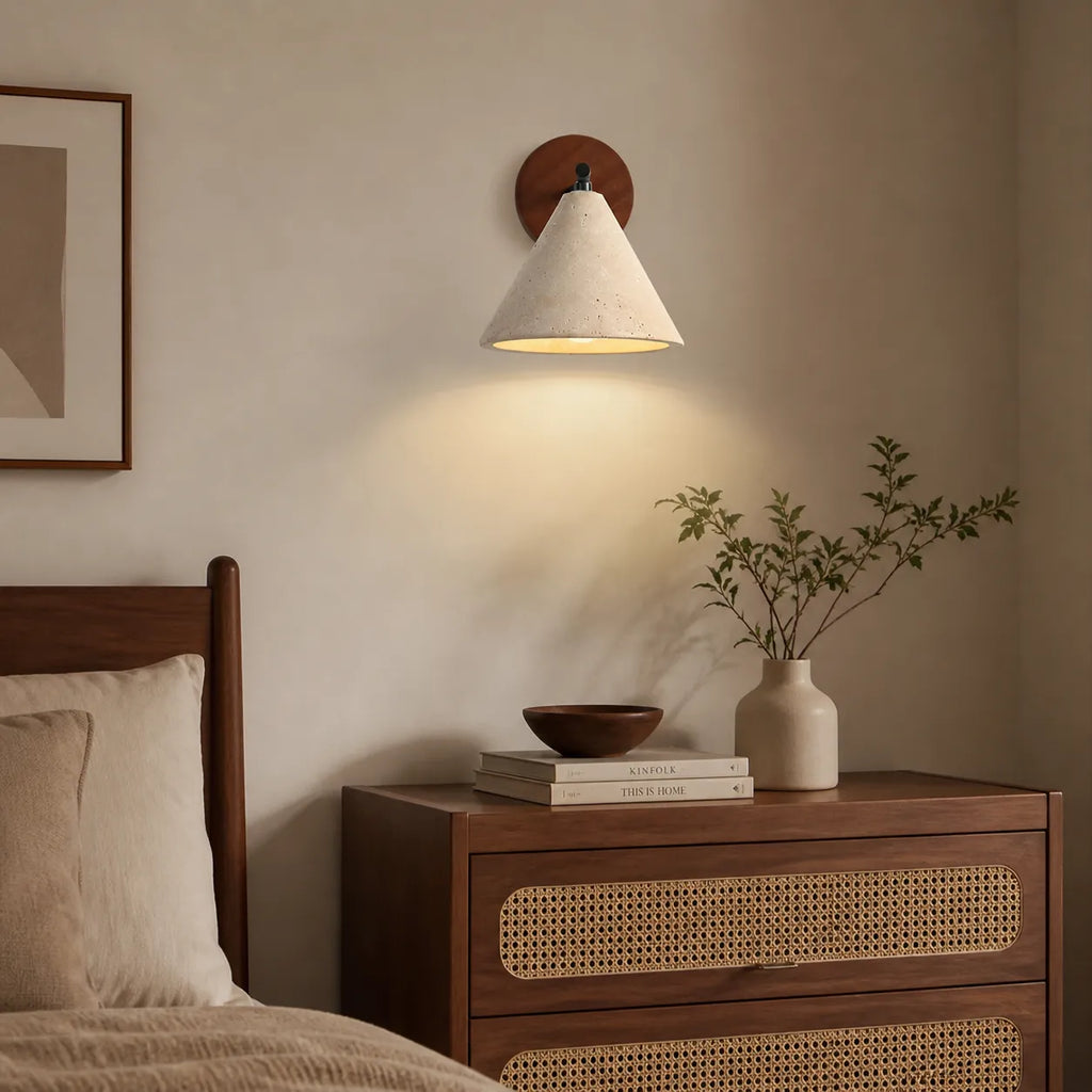 Aplique de pared con pantalla cónica de travertino y placa posterior de madera, de diseño moderno