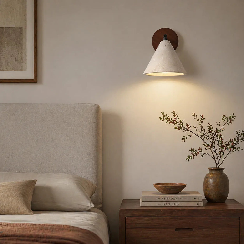 Aplique de pared con pantalla cónica de travertino y placa posterior de madera, de diseño moderno