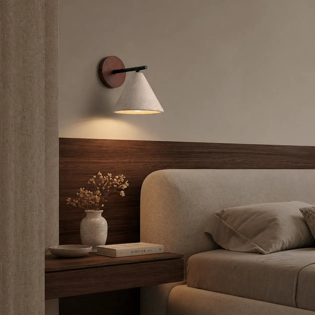 Aplique de pared con pantalla cónica de travertino y placa posterior de madera, de diseño moderno
