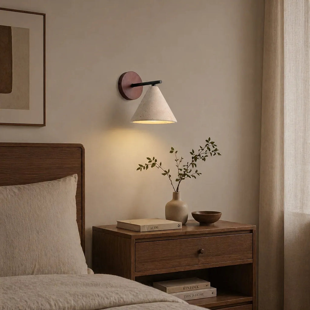 Aplique de pared con pantalla cónica de travertino y placa posterior de madera, de diseño moderno