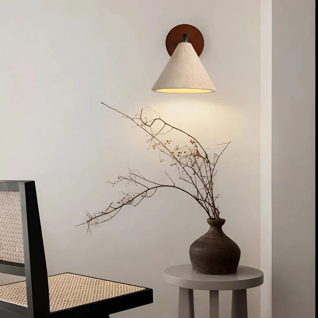 Aplique de pared con pantalla cónica de travertino y placa posterior de madera, de diseño moderno