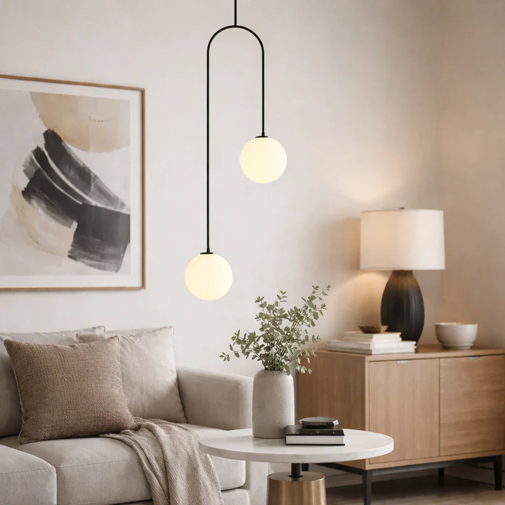 Pendelleuchte mit zwei Glaskugeln und verstellbarer Aufhängung für das Esszimmer