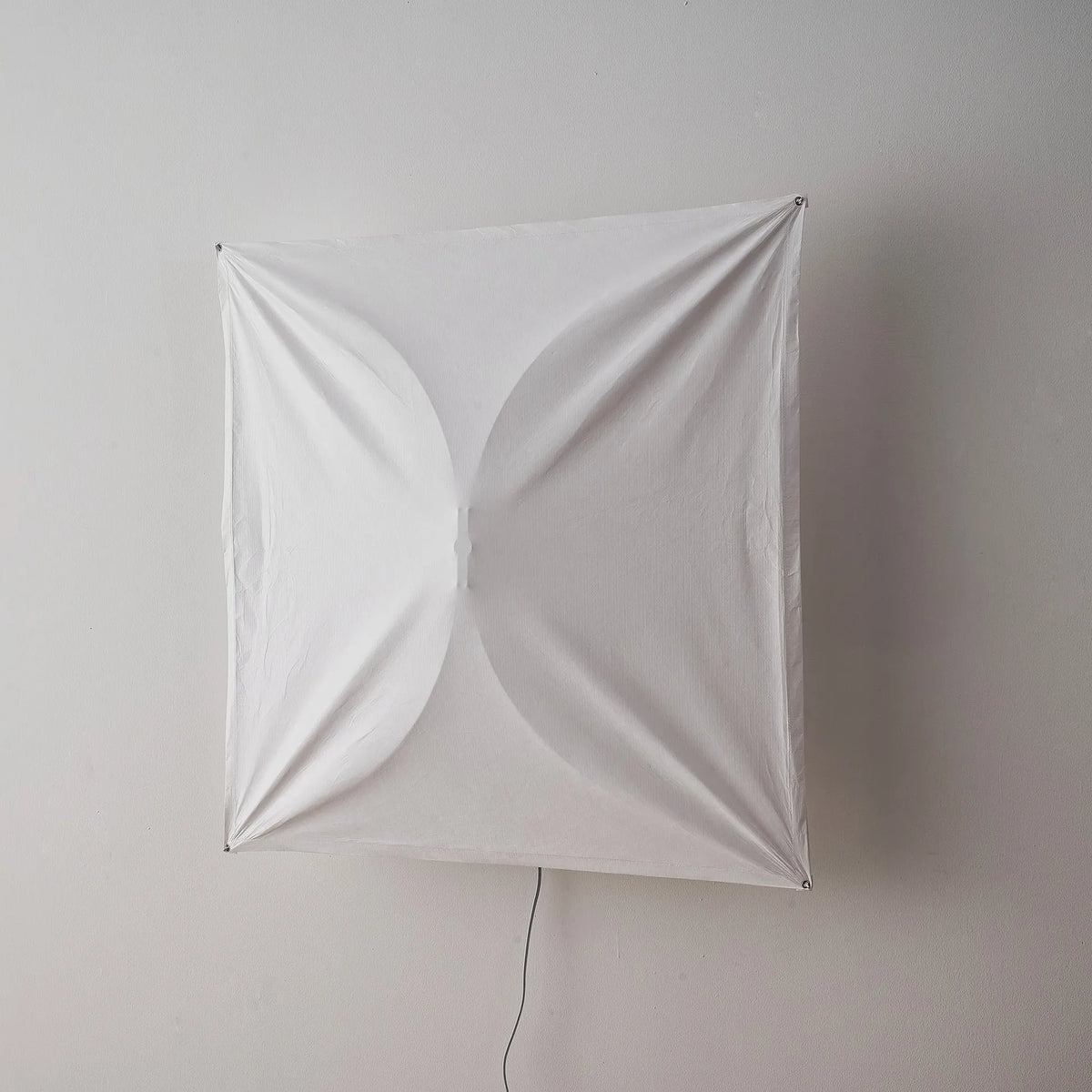 Küchen-Deckenleuchte mit lichtdurchlässigem Papierdiffusor und minimalistischem Metallrahmen