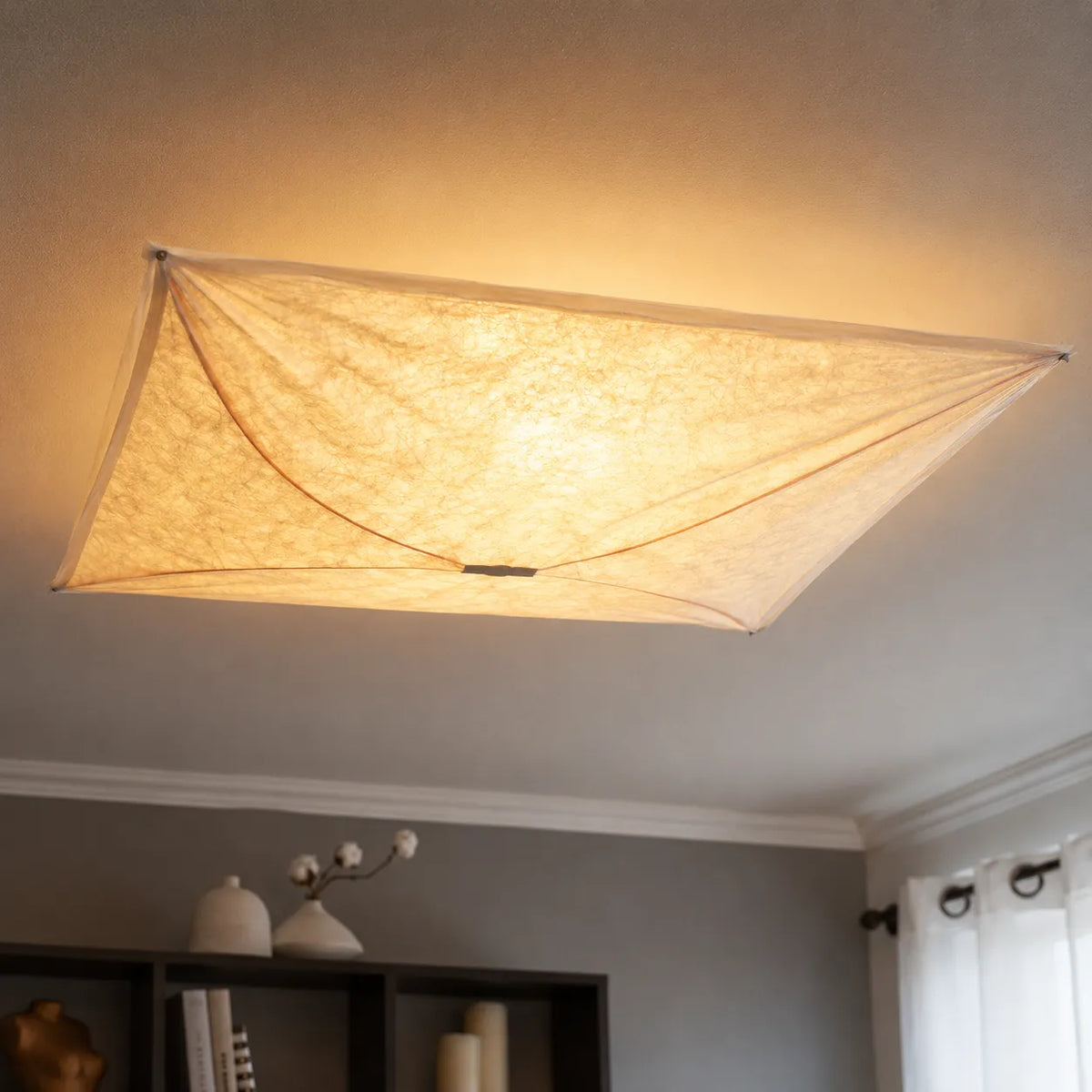 Küchen-Deckenleuchte mit lichtdurchlässigem Papierdiffusor und minimalistischem Metallrahmen