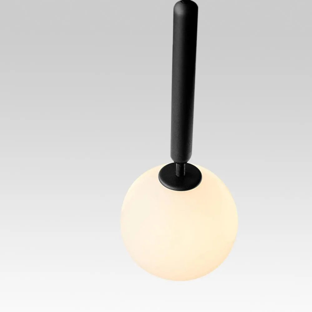 Pendelleuchte mit Glaskugel, verstellbarem Kabel und kugelförmigem, milchweißem Schirm