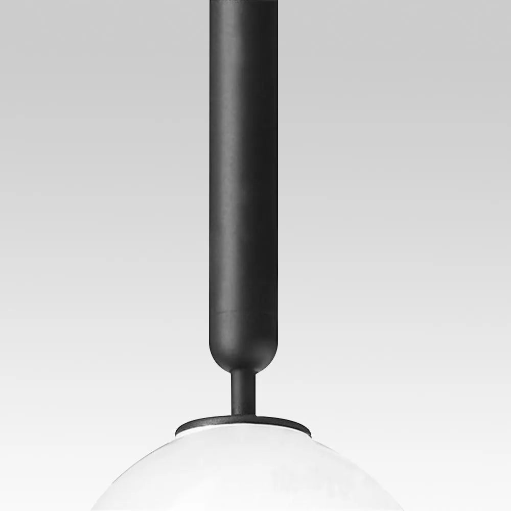Pendelleuchte mit Glaskugel, verstellbarem Kabel und kugelförmigem, milchweißem Schirm