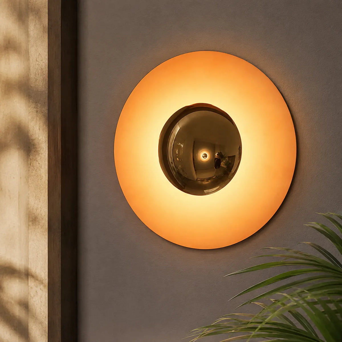 Wandleuchte mit rundem Metallschirm und integriertem warmweißem LED-Licht