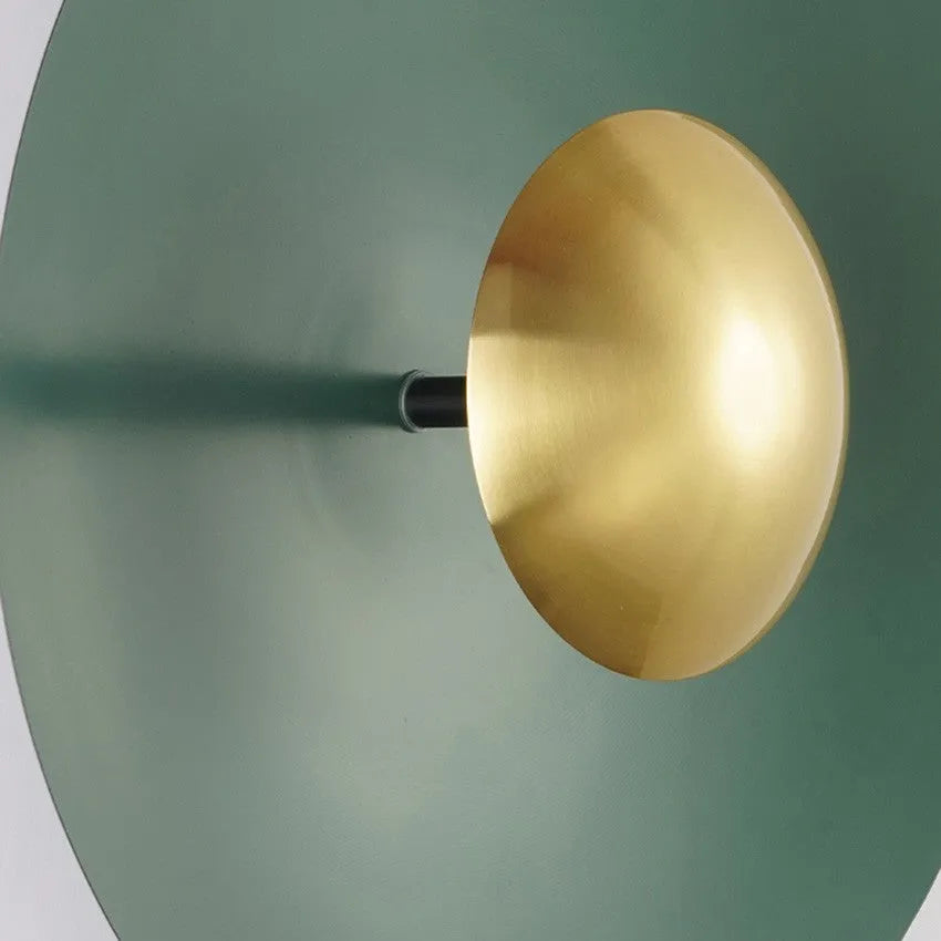 Wandleuchte mit rundem Metallschirm und integriertem warmweißem LED-Licht