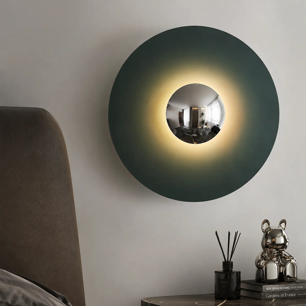 Wandleuchte mit rundem Metallschirm und integriertem warmweißem LED-Licht