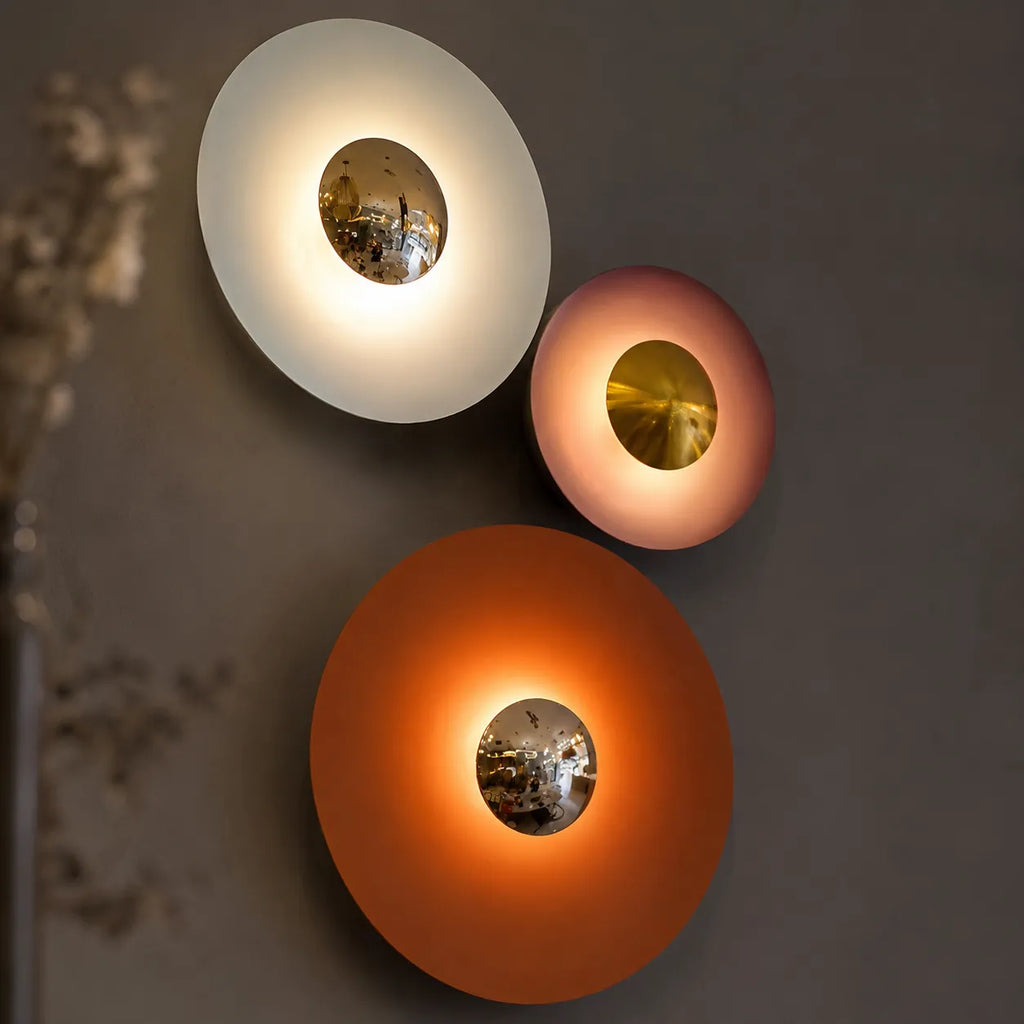 Wandleuchte mit rundem Metallschirm und integriertem warmweißem LED-Licht