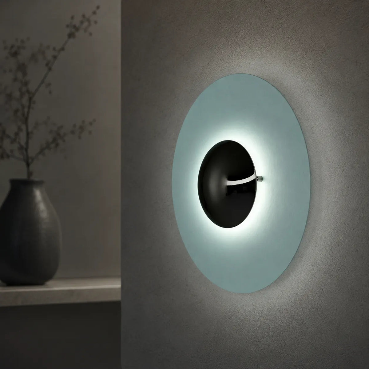 Wandleuchte mit rundem Metallschirm und integriertem warmweißem LED-Licht