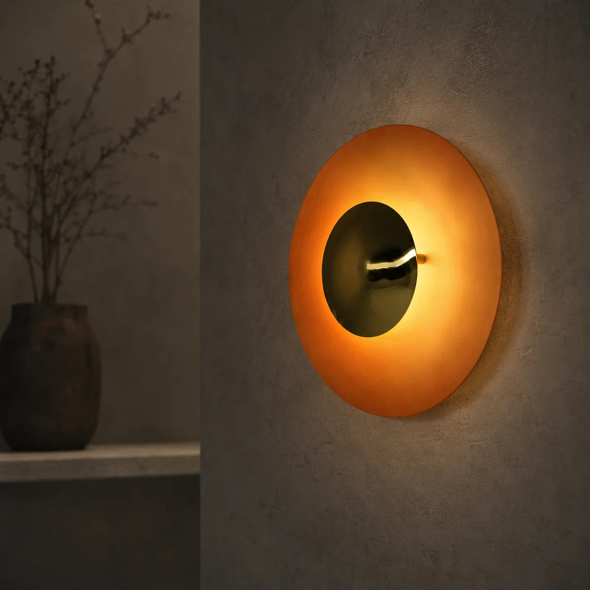 Wandleuchte mit rundem Metallschirm und integriertem warmweißem LED-Licht