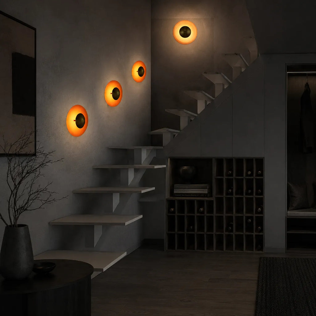 Wandleuchte mit rundem Metallschirm und integriertem warmweißem LED-Licht