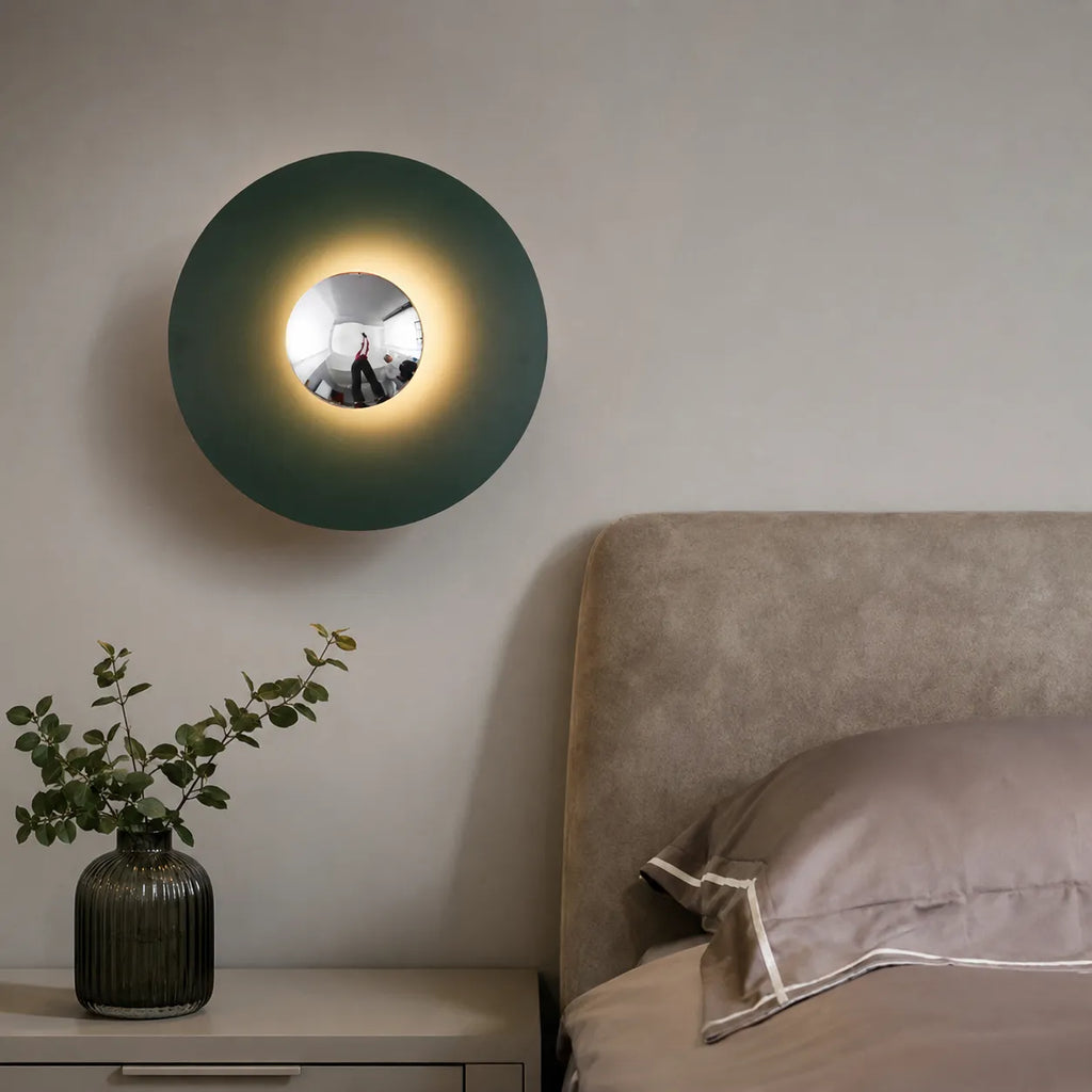Wandleuchte mit rundem Metallschirm und integriertem warmweißem LED-Licht