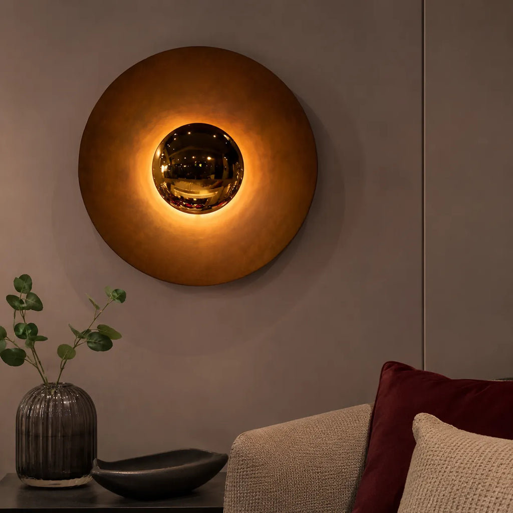 Wandleuchte mit rundem Metallschirm und integriertem warmweißem LED-Licht